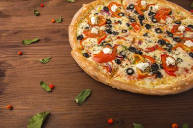 Pizza jambon peynir, domates ve biber ile
