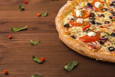 Pizza jambon peynir, domates ve biber ile
