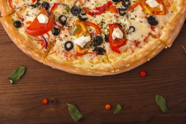 Pizza jambon peynir, domates ve biber ile