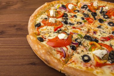 Pizza jambon peynir, domates ve biber ile