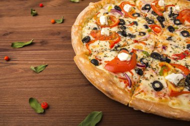 Pizza jambon peynir, domates ve biber ile