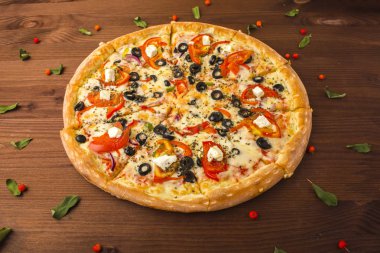 Pizza jambon peynir, domates ve biber ile