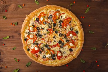 Pizza jambon peynir, domates ve biber ile