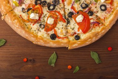 Pizza jambon peynir, domates ve biber ile