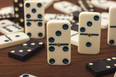 Domino siyah ve beyaz vardır. Ahşap bir arka plan üzerinde. 