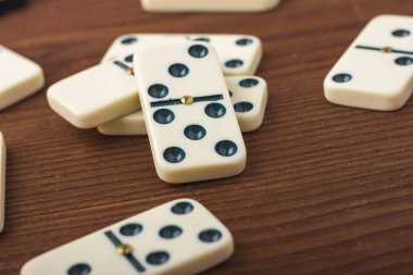 Domino siyah ve beyaz vardır. Ahşap bir arka plan üzerinde. 