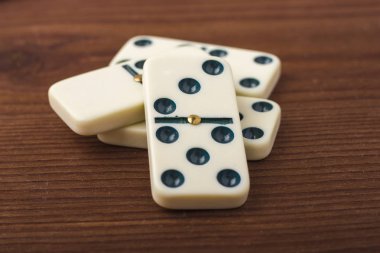 Domino siyah ve beyaz vardır. Ahşap bir arka plan üzerinde. 