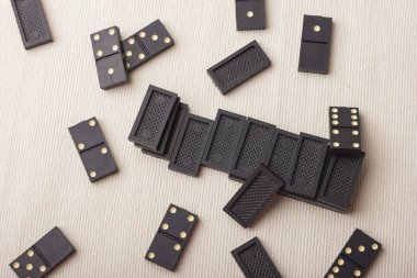 Domino siyahtır. Açık renkli.