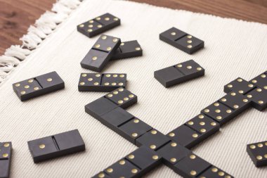 Domino siyahtır. Açık renkli.