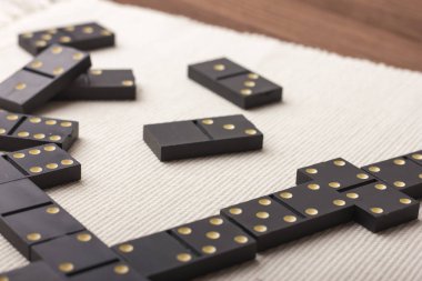 Domino siyahtır. Açık renkli.