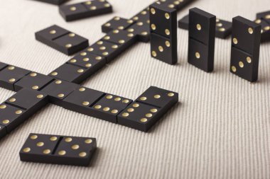 Domino siyahtır. Açık renkli.