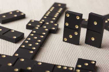 Domino siyahtır. Açık renkli.