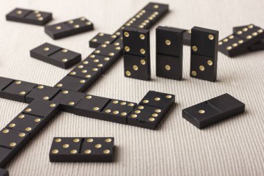 Domino siyahtır. Açık renkli.