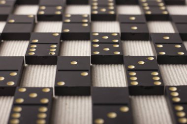 Domino siyahtır. Açık renkli.