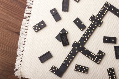 Domino siyahtır. Açık renkli.