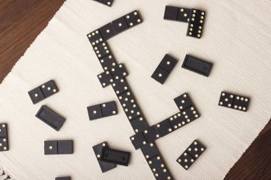 Domino siyahtır. Açık renkli.