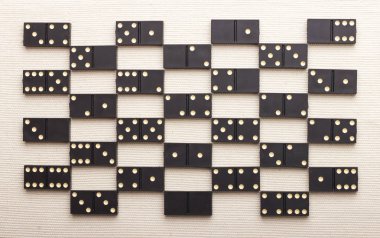 Domino siyahtır. Açık renkli.