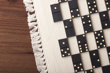 Domino siyahtır. Açık renkli.
