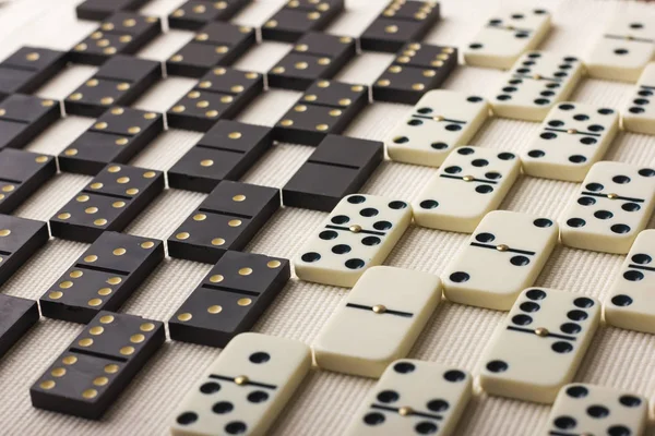 Domino siyah ve beyaz vardır. Açık renkli.