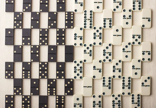 Domino siyah ve beyaz vardır. Açık renkli.