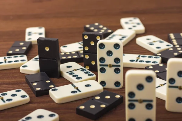 Domino siyah ve beyaz vardır. Ahşap bir arka plan üzerinde. 