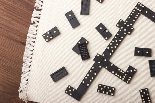 Domino siyahtır. Açık renkli.