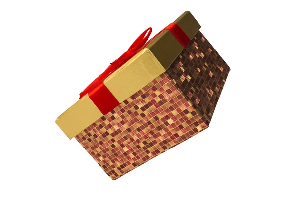 Вид сверху бирюзовой изолированной подарочной коробки с красной лентой — стоковое фото