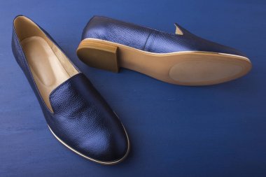 Mavi bir arka plan üzerinde mavi ayakkabılar.