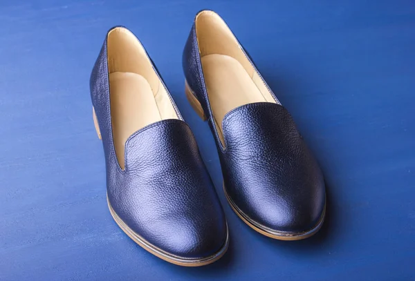 Zapatos azules sobre fondo azul . —  Fotos de Stock