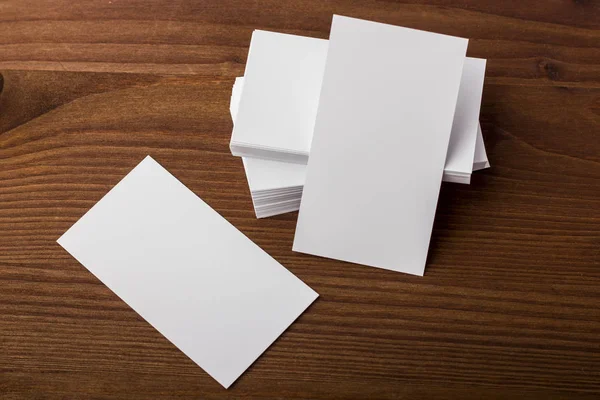 Ahşap arka planda boş kartvizitler. 