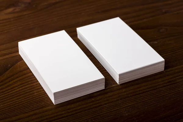 Blanco visitekaartjes op houten achtergrond. — Stockfoto