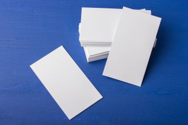 Mavi, ahşap arka plan üzerinde boş kartvizit. Marka kimliği için bir mock-up