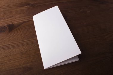 Boş üç kat broşür tasarım veya mesaj ahşap arka plan üzerinde. 