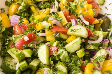 Taze sebze salatası. Salatalık, domates, soğan, biber, tereyağı, yeşillik. 