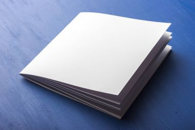 Boş beyaz kağıt notları, not defteri, günlük, kitapçık, Organizatör mavi bir arka plan üzerinde. 