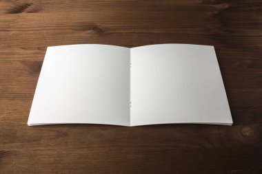 Boş beyaz kağıt notları, not defteri, günlük, kitapçık, Organizatör ahşap bir masa üzerinde. 