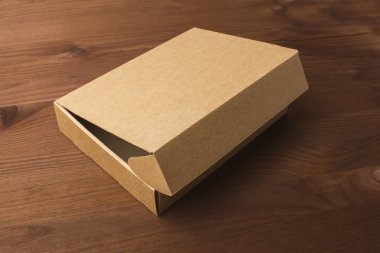 Karanlık, ahşap arka plan üzerinde karton kutu