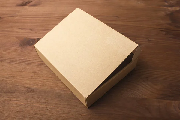 暗い、木製の背景に段ボール箱 — ストック写真