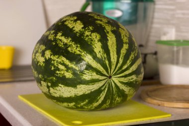 Mutfak gemide bütün bir karpuz