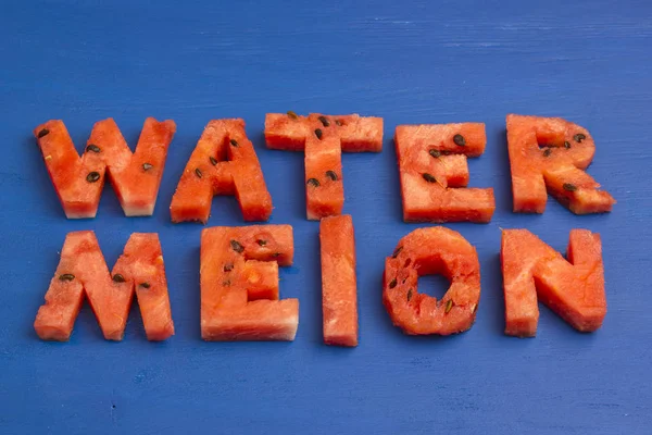 A palavra melancia de pedaços de melancia com ossos — Fotografia de Stock