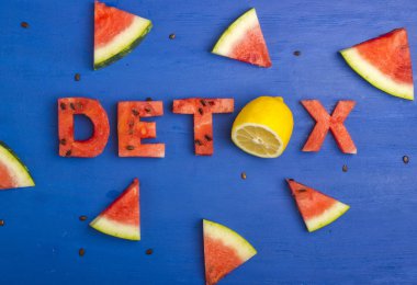 Detoks kelime karpuz ve limon dilimleri ile yapılır. Diyet, vücut temizliği, sağlıklı beslenme kavramı