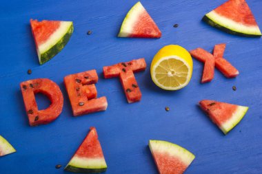 Detoks kelime karpuz ve limon dilimleri ile yapılır. Diyet, vücut temizliği, sağlıklı beslenme kavramı