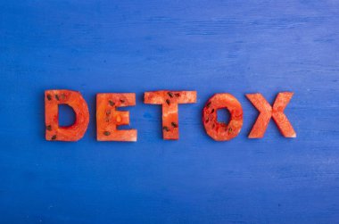 Detoks kelime karpuz dilim yapılır. Diyet, vücut temizliği, sağlıklı beslenme kavramı
