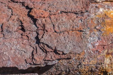 Karanlık yıpranmış paslı arka plan. Kaba demir pas