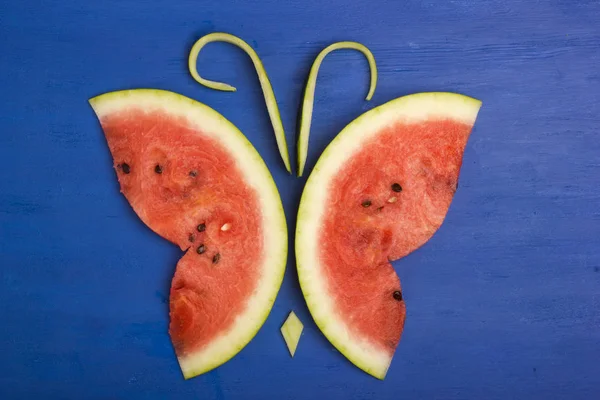 Motýl je vyroben z kusů melounu — Stock fotografie