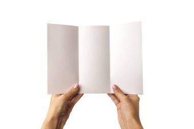 Boş bir elinde üç kat broşür. Beyaz bir arka plan üzerinde. Marka tasarımcılar için tanımlamak için bir model.