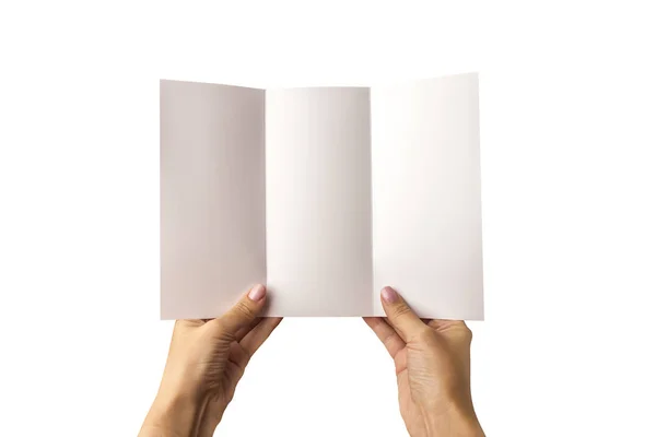 Boş bir elinde üç kat broşür. Beyaz bir arka plan üzerinde. Marka tasarımcılar için tanımlamak için bir model.