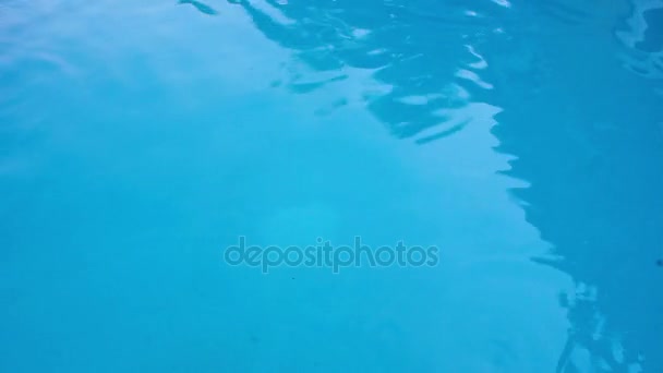Μπλε νερό που βράζει. Παφλασμοί. — Αρχείο Βίντεο