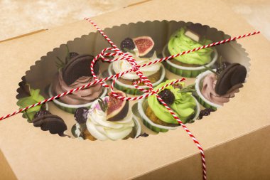 Bir kutu içinde lezzetli kek