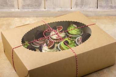 Bir kutu içinde lezzetli kek